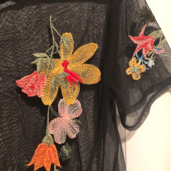 ZARA - mesh flower embroidered T-shirt SIZE SMALL - Picture 3 of 7
